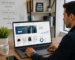 Empresario colombiano analizando el crecimiento de una tienda virtual en un computador portátil