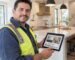 Sitio web para contractors: contratista hispano mostrando su página web en una cocina remodelada
